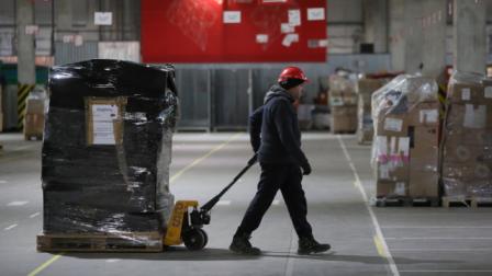 Los paquetes enviados por migrantes ecuatorianos no se verán afectados por el nuevo arancel.