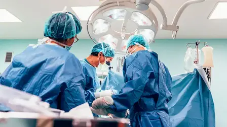 Imagen referencial de médicos durante una intervención quirúrgica.