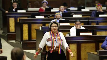 Carmen Tiupul es una de las asambleístas de Pachakutik que votó con el oficialismo en el informe para primer debate de la Ley de Solidaridad Nacional.