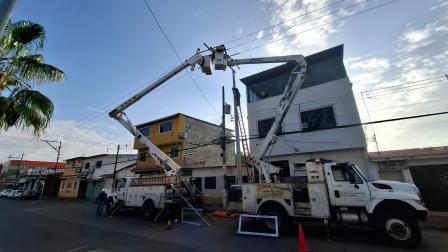 Personal de CNEL realiza trabajos de mantenimiento en los equipos de transmisión en distintas provincias.