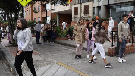Personas salen de sus apartamentos tras un sismo de magnitud 6,5 este domingo, en Bogotá (Colombia).