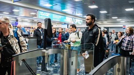 Viajeros esperando en las instalaciones del Aeropuerto Mariscal Sucre de Quito.