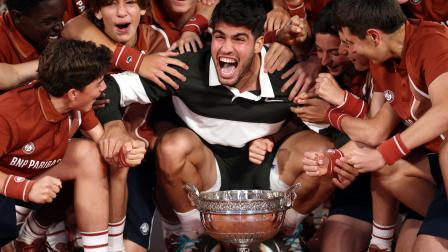Carlos Alcaraz celebra su victoria en Roland Garros este domingo 8 de junio del 2025..