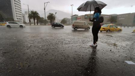 Quito, 31 de octubre de 2024. Fuerte lluvia en el sector de la Av Naciones Unidas y 6 de Diciembre, estadio Olímpico Atahualpa. API / HAMILTON LÓPEZ