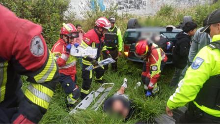 El Cuerpo de Bomberos de Quito atiende al conductor de un vehículo que cayó a una quebrada la mañana de este martes 10 de junio del 2025.