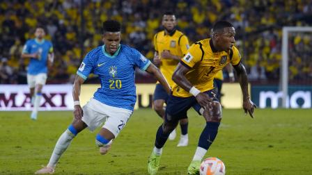 Moisés Caicedo (derecha) escapa de la marca de Estevao, jugador de Brasil, durante el partido de eliminatorias disputado el jueves 5 de junio, en el estadio Banco Pichincha.