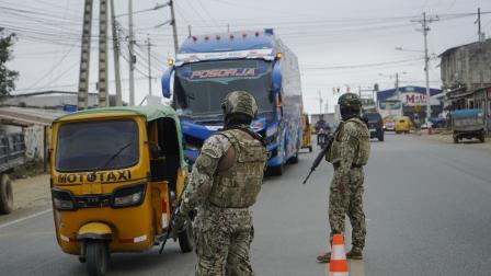 Miembros de las Fuerzas Armadas durante un operativo en Posorja, Guayas.