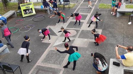 Niñas recibiendo clases de danza en la Casa Somos La Tola.