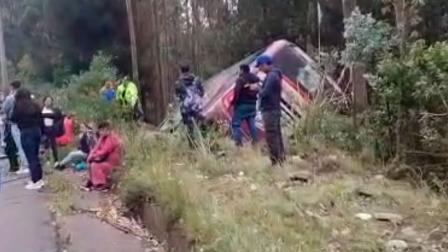 Videos aficionados muestran el bus de pasajeros volcado a un lado de la vía.
