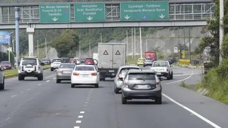 Vehículos en vía de Quito