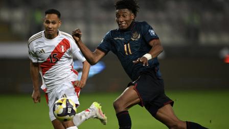 Kevin 'La Rola' Rodríguez, delantero de Ecuador, avanza ante la marca de Renzo Garcés, jugador peruano, durante el partido disputado el 10 de junio del 2025, en Lima.