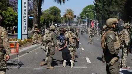 Un manifestante es arrestado durante un enfrentamiento con agentes federales cerca de un Home Depot en Paramount, California, EE.UU.