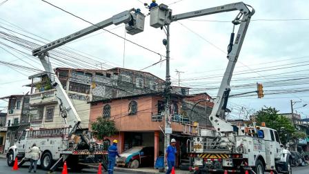 Personal de CNEL realiza trabajos de mantenimiento en Guayaquil.