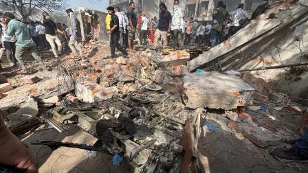 Lugar del accidente aéreo cerca del Aeropuerto Internacional Sardar Vallabhbhai Patel en Ahmedabad, Gujarat, oeste de la India, este jueves 12 de junio del 2025.