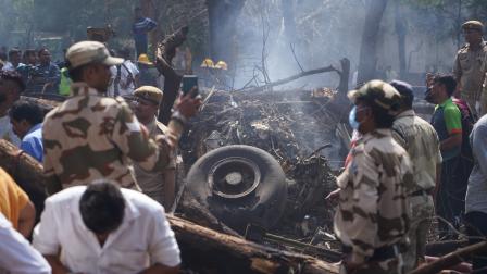 Personal de emergencia busca entre los restos en el lugar del accidente aéreo cerca del aeropuerto en Ahmedabad, este 12 de junio de 2025.