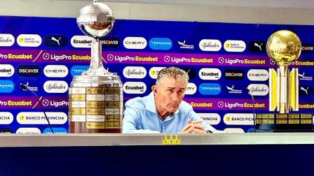 El entrenador Edgardo Bauza en la sala de prensa del estadio Rodrigo Paz Delgado.