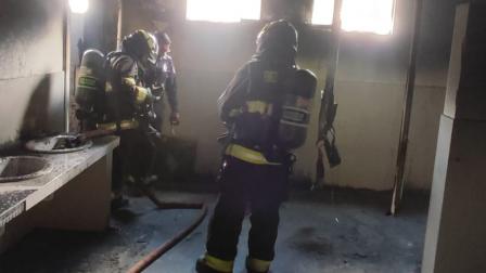Personal del Cuerpo de Bomberos de Quito acudió a la institución para sofocar las llamas este jueves 12 de junio del 2025.