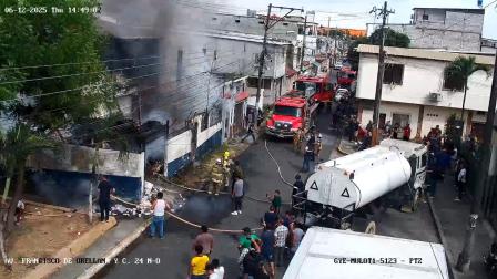 Bomberos acudieron al sector de Las Orquídeas para combatir un incendio estructural.