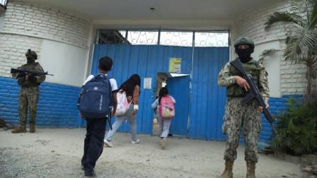 Militares resguardan una institución educativa de Guayaquil ante aumento de violencia.