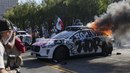 El 8 de junio de 2025, un vehículo fue incendiado durante una protesta de activistas contra las redadas de inmigración en Los Ángeles (Estados Unidos).
