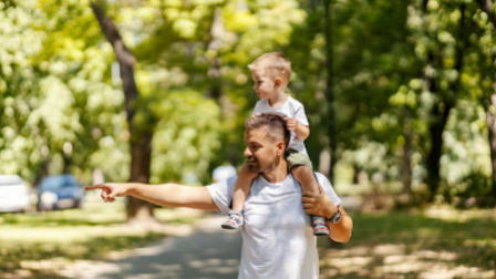 Imagen referencial de un padre compartiendo el tiempo con su hijo.