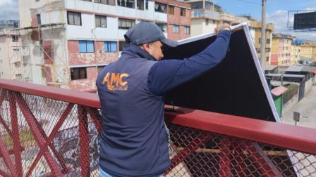 Personal de la AMC retira propaganda electoral de la vía pública.
