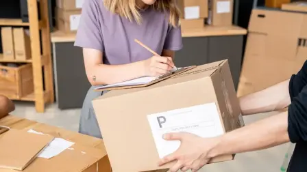 Imagen referencial de la entrega de un paquete vía courier.