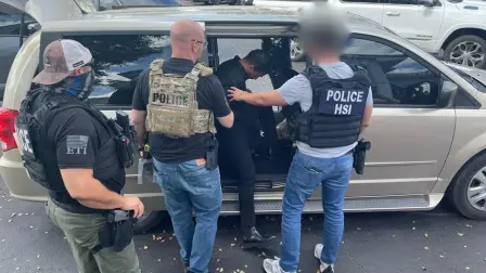 Trump pausa su programa de redadas contra migrantes.