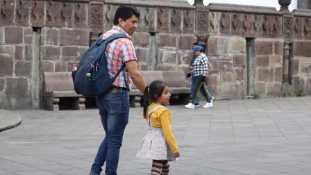 Pdres paseando junto a su hija en el Centro Histórico de Quito .