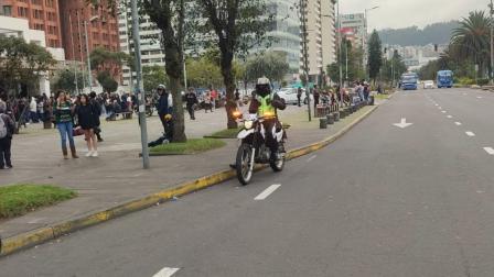 Largas filas en los exteriores de la Plataforma Gubernamental Norte de Quito para obtener la cédula el 14 de junio del 2025.