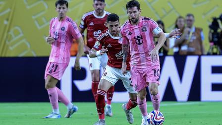 Ahmed Koka (C), del Al Ahly SC, en acción contra Lionel Messi, del Inter Miami CF, durante el partido de la fase de grupos de la Copa Mundial de Clubes de la FIFA 2025, este sábado 14 de junio del 2025.