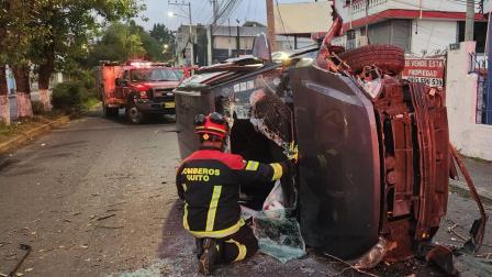 Los Bomberos acudieron al lugar del siniestro de tránsito en Conocoto para auxiliar a una persona afectada.