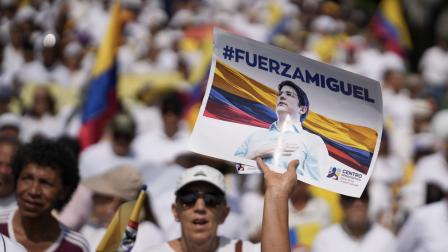 Personas se manifiestan con carteles y banderas durante la "Marcha del silencio" este domingo 15 de junio del 2025, en Cali (Colombia). La movilización popular fue convocada tras el atentado en el que fue gravemente herido el precandidato presidencial Miguel Uribe Turbay.