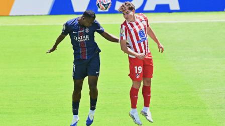 William Pacho disputando el balón con Julián Álvarez en su debut en el Mundial de Clubes este domingo 15 de junio del 2025.