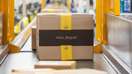 Paquete a punto de salir del Centro de Almacenamiento de Mercado Libre.