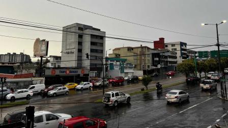 Quito amaneció con lluvia, viento y baja temperatura este lunes 16 de junio del 2025.
