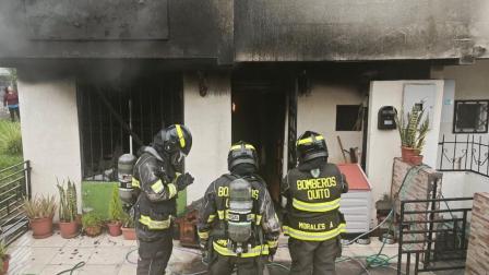 Personal del Cuerpo de Bomberos acudió al lugar para apagar las llamas y dar asistencia a las personas afectadas.