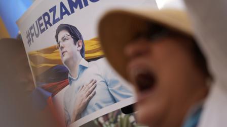 Personas se manifiestan con carteles de Miguel Uribe Turbay y banderas en la Marrcha del Silencio el domingo 15 de junio del 2025 en Cali.