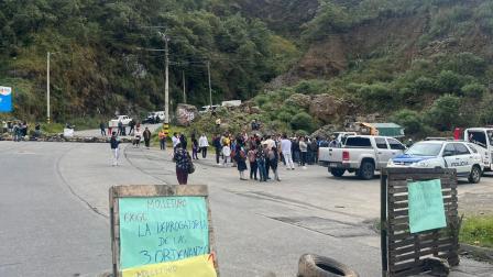 Un grupo de manifestantes bloqueó el paso de la vía Cuenca-Molleturo-El Empalme, este lunes 16 de junio del 2025.