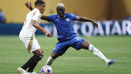 Igor Jesús, de LAFC, intenta avanzar ante la marca del volante ecuatoriano Moisés Caicedo, en el partido disputado el lunes 16 de junio del 2025, en el Mercedes Benz de Atlanta.