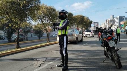 Los agentes de la Agencia Metropolitana de Tránsito son los encargados de controlar que se cumpla la medida de Pico y Placa.
