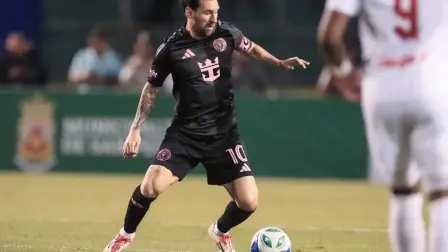 Lionel Messi de Inter controla un balón este sábado, durante un partido amistoso entre Olimpia y Inter Miami en el Estadio Olímpico Metropolitano en San Pedro Sula (Honduras)