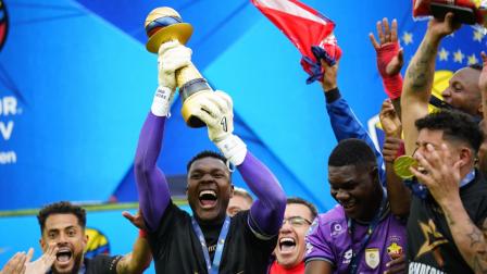 David Cabezas, guardameta de El Nacional, levanta la Copa Ecuador, tras la final del 2024, en la que los criollos vencieron a Independiente del Valle.