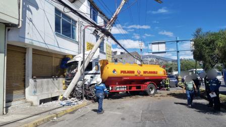Un camión, que transporta combustible, se estrelló contra un poste, en el sector de Llano Grande, en Quito.
