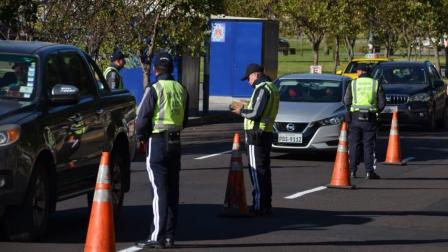 Tres funcionarios de la AMT enfrentan proceso penal por exigir dinero al conductor de un bus durante operativo en Tumbaco.