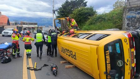 Una furgoneta se volcó en el sector de Conocoto, este martes 17 de junio del 2025.