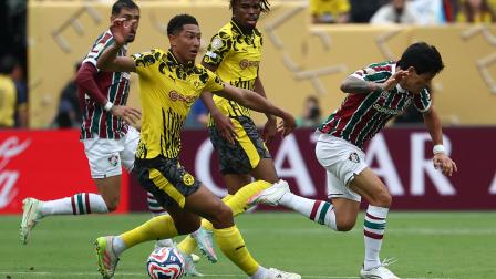 Jobe Bellingham (77), futbolista del Borussia Dortmund controla el esférico ante la marca de un futbolista del Fluminense, en el partido jugado el 17 de junio, en el estadio Metlife.