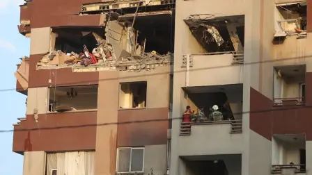 Bomberos trabajan en el interior de un edificio tras un ataque israelí al norte de Teherán, Irán, 13 de junio de 2025.