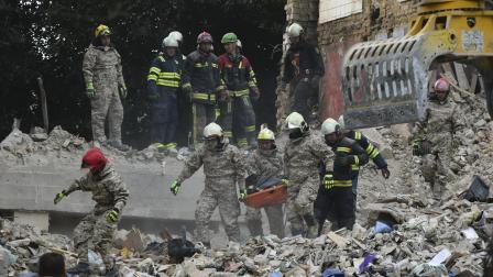 Personal de socorro rescataron el cuerpo de una víctima tras un ataque aéreo contra un edificio residencial de nueve pisos en Kiev, Ucrania, este martes 17 de junio de 2025