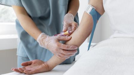 Los exámenes de sangre permiten determinar enfermedades en pacientes para recibir un tratamiento adecuado.